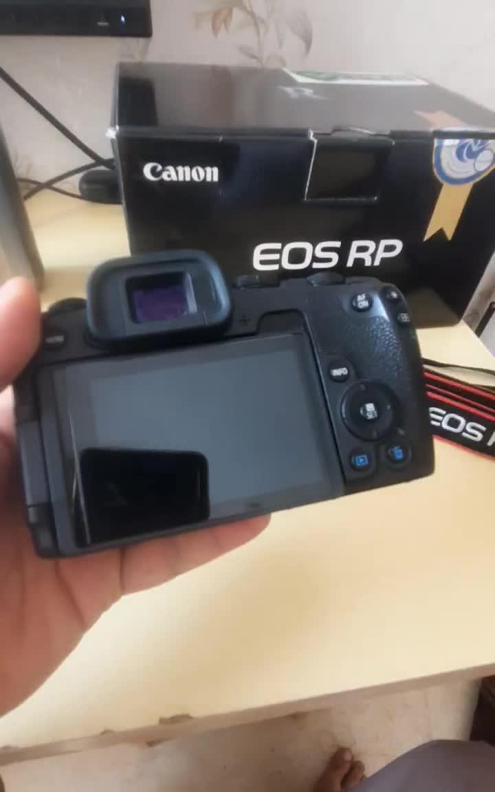 دوربین canon eos rp همراه با کیف و کارتن
