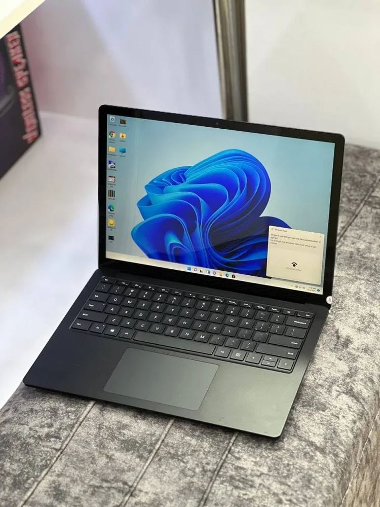 Microsoft Surface Laptop 2 – i5-8250U – 8GB – 128GB SSD – Intel UHD – 13.3″ 2K Touch