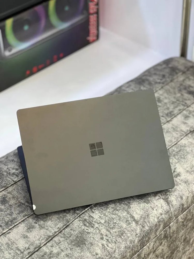 Microsoft Surface Laptop 2 – i5-8250U – 8GB – 256GB SSD – Intel UHD – 13.3″ 2K Touch