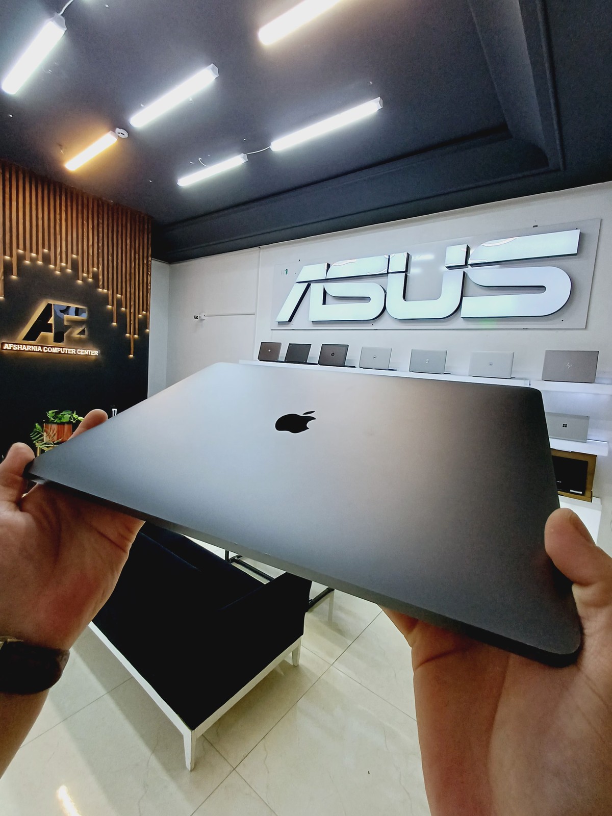 MacBook Pro 2018 / core i7 8750 H / ram 16gb / Hard:256 gb ssd / gpu 4G / 15 inch retina