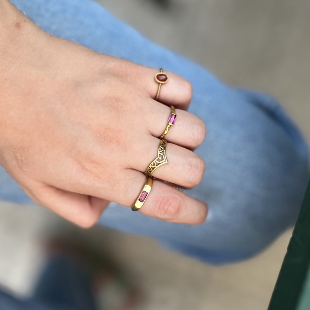 مجوعه انگشتر برنجی یاقوتی Ruby-style brass ring collection