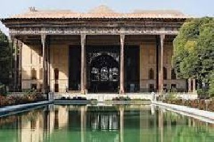 بررسی تطبیقی تزیینات در کاخ ها و مساجد دوره صفوی (نمونه موردی کاخ چهلستون و مسجد امام)