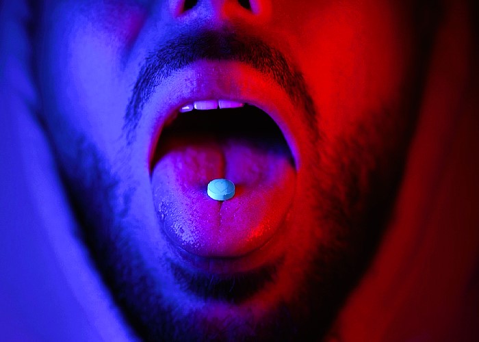 پاورپوینت اکستازی شیشه و کراک شناخت عوارض و درمان - پاورداک