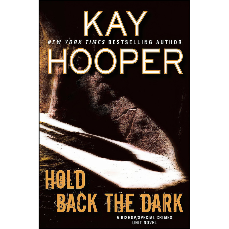 کتاب Hold Back the Dark  اثر Kay Hooper انتشارات Berkley