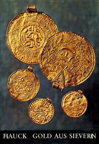 دانلود کتاب Goldbrakteaten aus Sievern: Spätantike Amulett-Bilder der “Dania Saxonica” und die Sachsen-“Origo” bei Widukind von Corvey